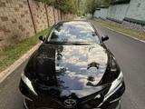 Toyota Camry 2021 года за 17 800 000 тг. в Алматы – фото 2
