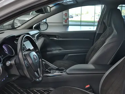 Toyota Camry 2018 года за 11 580 000 тг. в Алматы – фото 8