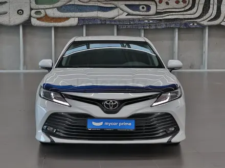 Toyota Camry 2018 года за 11 580 000 тг. в Алматы – фото 2