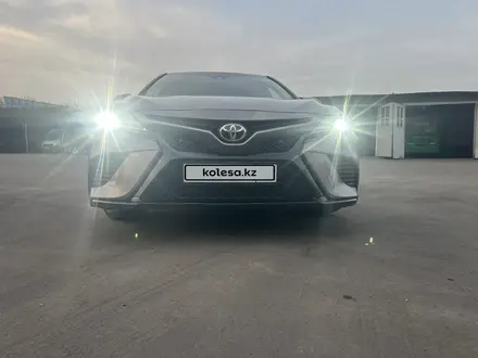 Toyota Camry 2018 года за 13 500 000 тг. в Алматы – фото 13