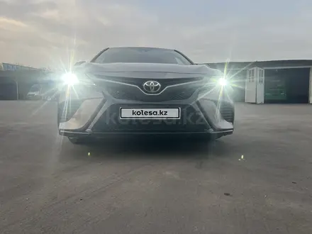 Toyota Camry 2018 года за 13 500 000 тг. в Алматы – фото 21