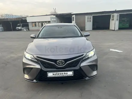Toyota Camry 2018 года за 13 500 000 тг. в Алматы – фото 34