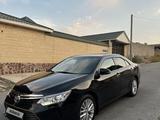 Toyota Camry 2015 года за 11 490 000 тг. в Шымкент – фото 2