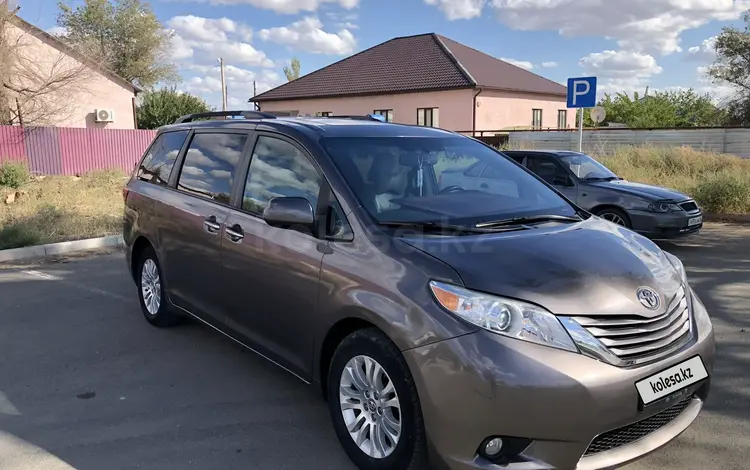 Toyota Sienna 2016 годаfor14 000 000 тг. в Атырау