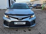 Toyota Camry 2021 года за 11 000 000 тг. в Шахтинск – фото 2
