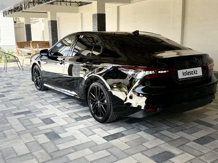 Toyota Camry 2021 года за 18 000 000 тг. в Шымкент