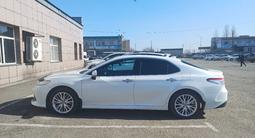 Toyota Camry 2020 года за 14 900 000 тг. в Семей – фото 2