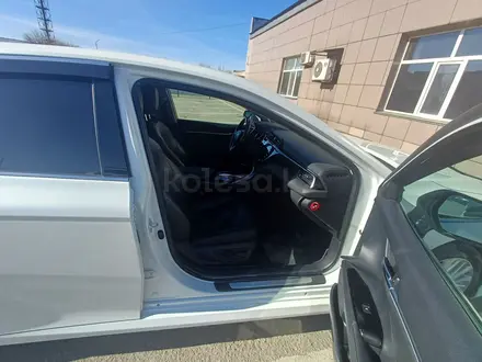 Toyota Camry 2020 года за 14 900 000 тг. в Семей – фото 5