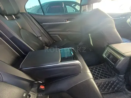 Toyota Camry 2020 года за 14 900 000 тг. в Семей – фото 8