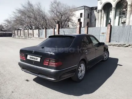 Mercedes-Benz E 320 1998 года за 3 200 000 тг. в Караганда – фото 4