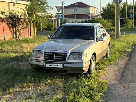 Mercedes-Benz E 260 1990 года за 1 300 000 тг. в Астана – фото 2