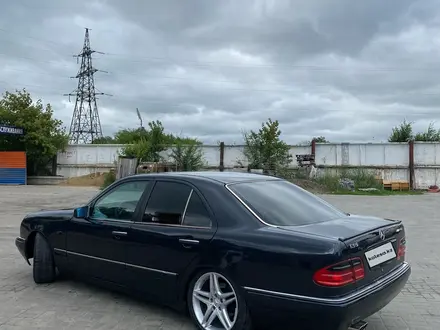 Mercedes-Benz E 320 1998 года за 3 600 000 тг. в Костанай – фото 2