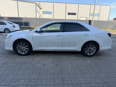 Toyota Camry 2014 года за 8 000 000 тг. в Уральск – фото 2