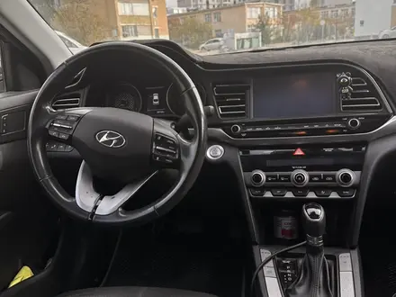 Hyundai Elantra 2018 года за 8 300 000 тг. в Актау – фото 3