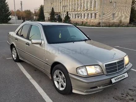 Mercedes-Benz C 200 1998 года за 2 600 000 тг. в Караганда