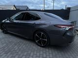 Toyota Camry 2018 года за 14 076 208 тг. в Уральск – фото 3