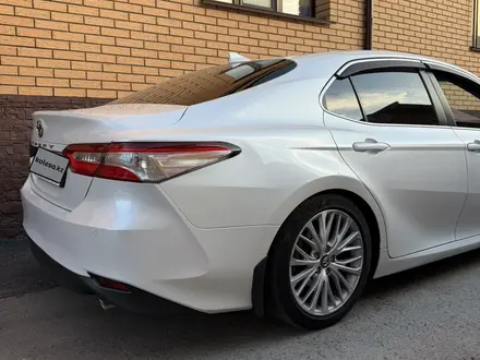 Toyota Camry 2019 года за 11 300 000 тг. в Павлодар – фото 2