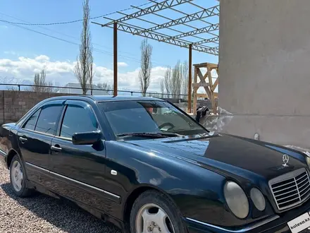 Mercedes-Benz E 230 1995 года за 2 200 000 тг. в Мерке – фото 2