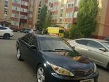 Toyota Camry 2002 года за 3 800 000 тг. в Актобе – фото 2