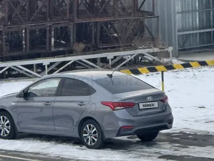 Hyundai Accent 2018 года за 6 900 000 тг. в Алматы – фото 2