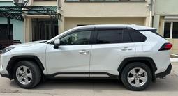 Toyota RAV4 2021 годаfor13 600 000 тг. в Актобе