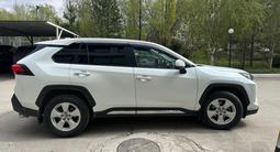 Toyota RAV4 2021 годаfor13 600 000 тг. в Актобе – фото 2