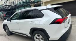 Toyota RAV4 2021 годаfor13 600 000 тг. в Актобе – фото 3