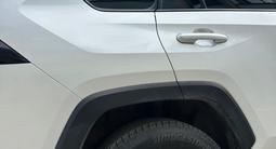 Toyota RAV4 2021 годаfor13 600 000 тг. в Актобе – фото 5