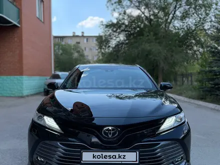 Toyota Camry 2019 года за 14 000 000 тг. в Актобе – фото 2