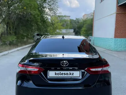 Toyota Camry 2019 года за 14 000 000 тг. в Актобе – фото 5