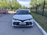 Toyota Camry 2019 года за 13 900 000 тг. в Астана – фото 2