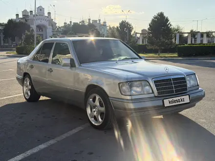 Mercedes-Benz E 220 1993 года за 2 400 000 тг. в Шымкент – фото 3