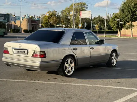 Mercedes-Benz E 220 1993 года за 2 400 000 тг. в Шымкент – фото 2