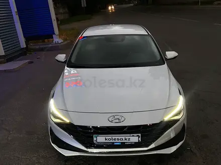 Hyundai Elantra 2021 года за 9 800 000 тг. в Алматы – фото 2