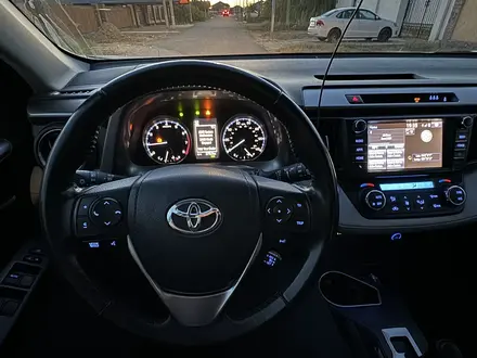 Toyota RAV4 2018 года за 13 600 000 тг. в Атырау – фото 15