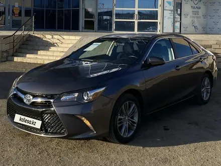 Toyota Camry 2015 года за 10 400 000 тг. в Уральск – фото 2