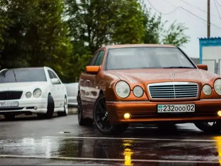 Бампер Mercedes-Benz W210 до рестайлинг Е50 за 35 000 тг. в Костанай – фото 6
