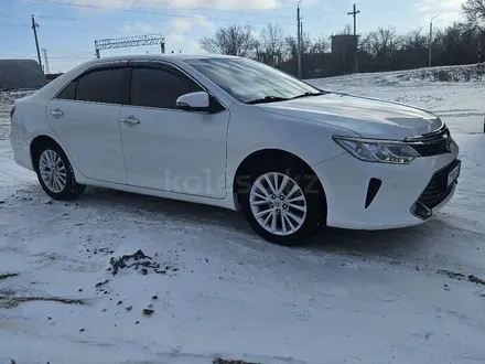 Toyota Camry 2015 года за 12 800 000 тг. в Актобе – фото 5