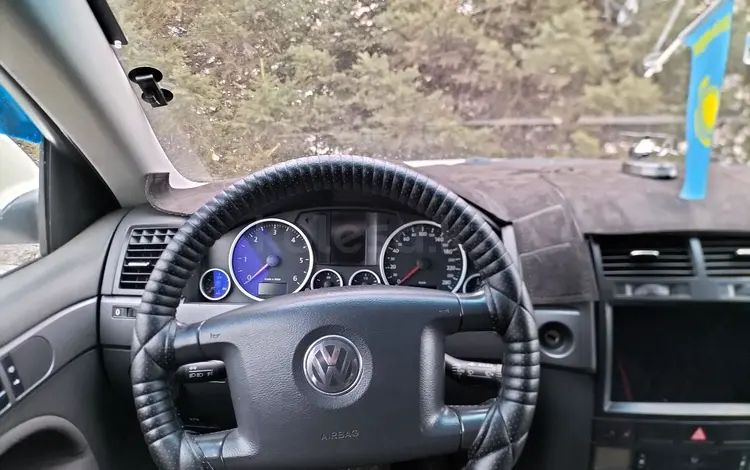Volkswagen Touareg 2007 года за 5 500 000 тг. в Астана