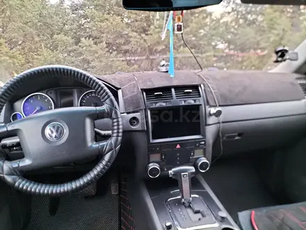 Volkswagen Touareg 2007 года за 5 500 000 тг. в Астана – фото 2