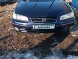 Toyota Camry 1998 годаүшін5 800 000 тг. в Актобе – фото 2