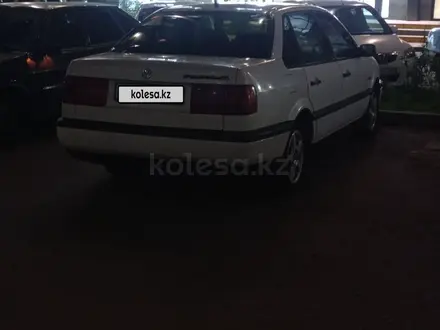 Volkswagen Passat 1995 года за 1 450 000 тг. в Астана – фото 2