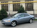 Toyota Camry 2000 года за 3 450 000 тг. в Алматы – фото 2