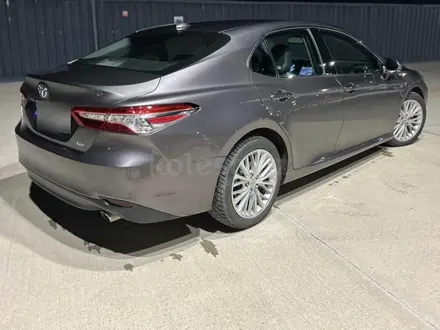 Toyota Camry 2019 года за 9 700 000 тг. в Актобе – фото 4