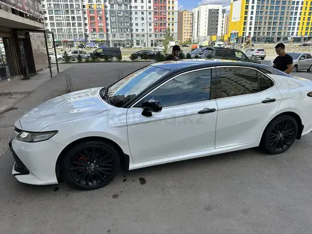 Toyota Camry 2019 года за 13 600 000 тг. в Астана