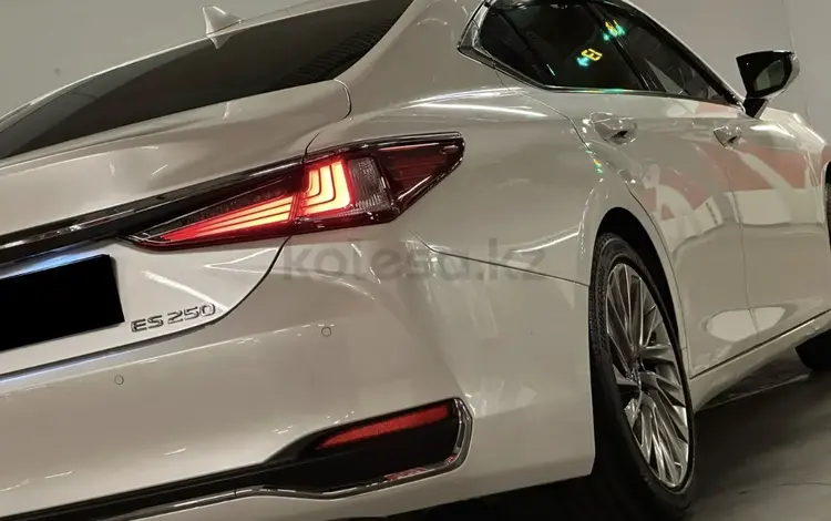 Lexus ES 250 2021 года за 25 400 000 тг. в Алматы