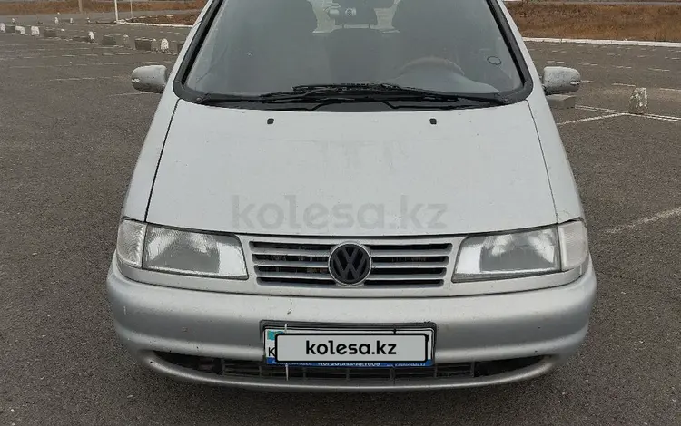 Volkswagen Sharan 1998 годаүшін1 650 000 тг. в Уральск