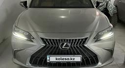 Lexus ES 300h 2023 года за 25 500 000 тг. в Актау