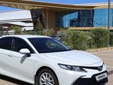 Toyota Camry 2021 года за 14 300 000 тг. в Астана – фото 2