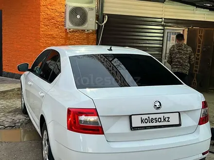 Skoda Octavia 2018 года за 4 600 000 тг. в Атырау – фото 2